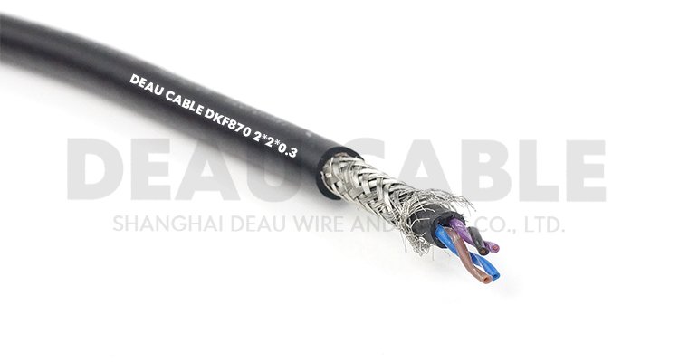 典型應(yīng)用適用于連續(xù)往復(fù)運動下的安裝， 特別是工業(yè)作用環(huán)境下的頻繁彎曲場合， 如現(xiàn)代化機械標準部件的拖鏈中及物流系統(tǒng)、 操控系統(tǒng)、機械自動化系統(tǒng)等。數(shù)控機床、 電子設(shè)備、 五金沖壓、木材石材機械、玻璃與門窗機械、 注塑機、 機械 （人） 手、 建筑機械、 重型機器廠 、汽車制造、 起重運輸設(shè)備、 自動化倉庫、 碼頭、 消防車等的室內(nèi)外環(huán)境需要屏蔽的場所。 特別需要無差異和變化的穩(wěn)定的信息傳導(dǎo)與監(jiān)控。