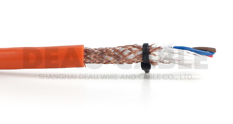 適用于連續(xù)往復(fù)運(yùn)動(dòng)下的安裝， 特別是工業(yè)作用環(huán)境下的頻繁彎曲場(chǎng)合， 如現(xiàn)代化機(jī)械標(biāo)準(zhǔn)部件的拖鏈中及物流系統(tǒng)、 操控系統(tǒng)、機(jī)械自動(dòng)化系統(tǒng)等。數(shù)控機(jī)床、 電子設(shè)備、 五金沖壓、木材石材機(jī)械、玻璃與門窗機(jī)械、 注塑機(jī)、 機(jī)械 （人） 手、 建筑機(jī)械、 重型機(jī)器廠 、汽車制造、 起重運(yùn)輸設(shè)備、 自動(dòng)化倉(cāng)庫(kù)、 碼頭、 消防車等的室內(nèi)外環(huán)境需要屏蔽的場(chǎng)所。 特別需要無(wú)差異和變化的穩(wěn)定的信息傳導(dǎo)與監(jiān)控。