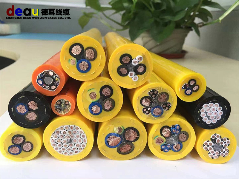 聚氨酯卷筒電纜、抗拉卷筒電纜電纜應(yīng)用：港口機(jī)械，盾構(gòu)機(jī)，斗輪機(jī)，取料機(jī)，堆料機(jī)，挖掘設(shè)備，大壩升降閘門及各類重型移動設(shè)備的電機(jī)驅(qū)動卷筒、彈簧控制卷筒、起升系統(tǒng)適合干燥或潮濕的室內(nèi)或戶外，可運(yùn)用于高機(jī)械應(yīng)力并具有拉伸和扭轉(zhuǎn)應(yīng)力的應(yīng)用場合